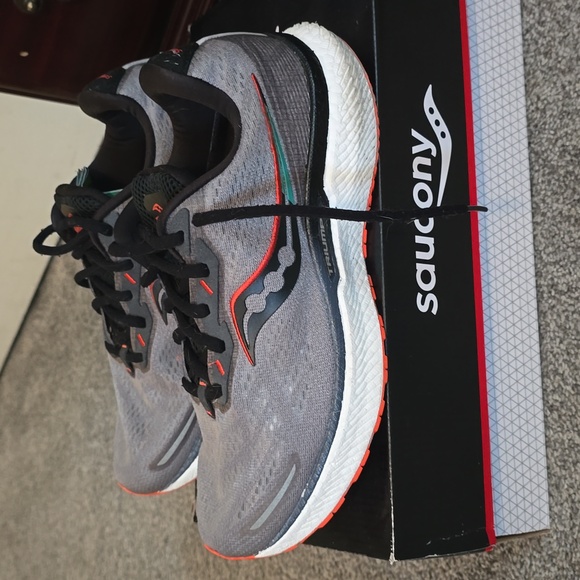 Saucony Men’s Triumph 19 Running Shoe Used. Good condition. No holes. - Picture 2 of 4